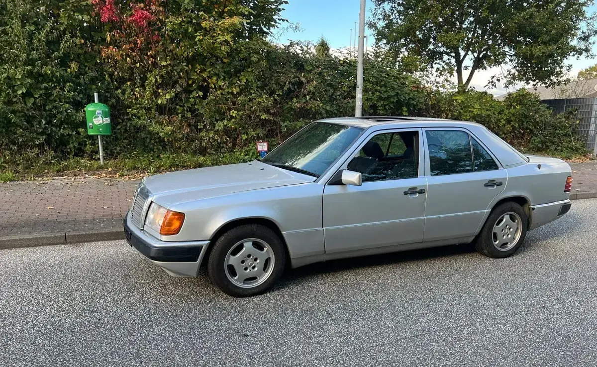 Gebraucht Mercedes E200 136 PS (100 kW) 1993 Silber Limousine