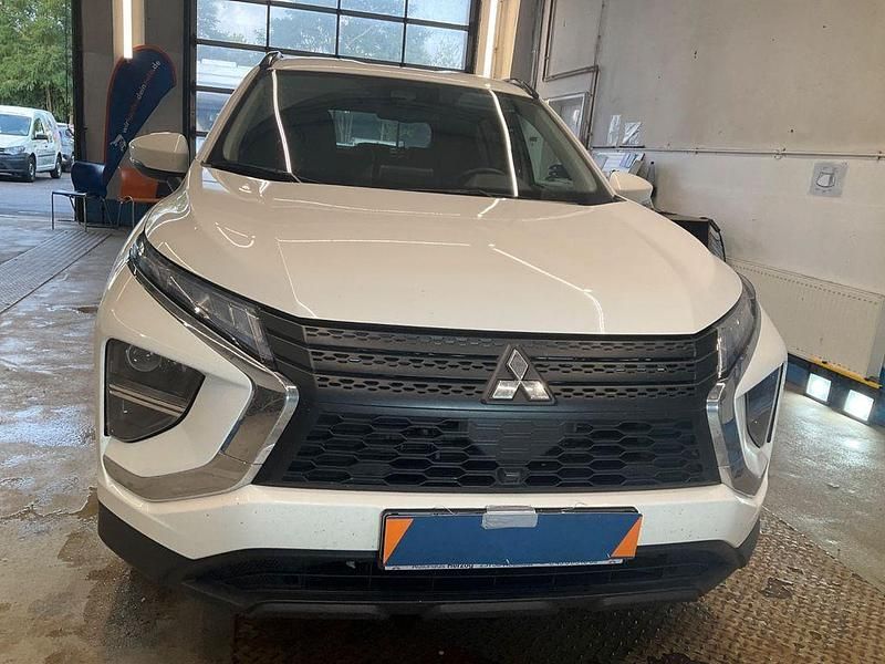 Weiß Gebraucht 2022 Mitsubishi Eclipse Cross Basis SUV | 16.100 € - Bild 1/4