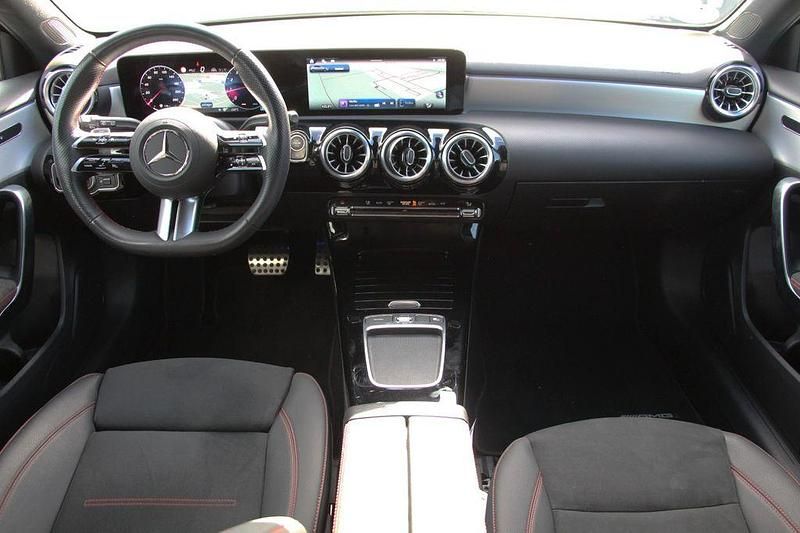 Gebraucht Mercedes A200 Night 163 PS (119 kW) 2024 Schwarz Limousine