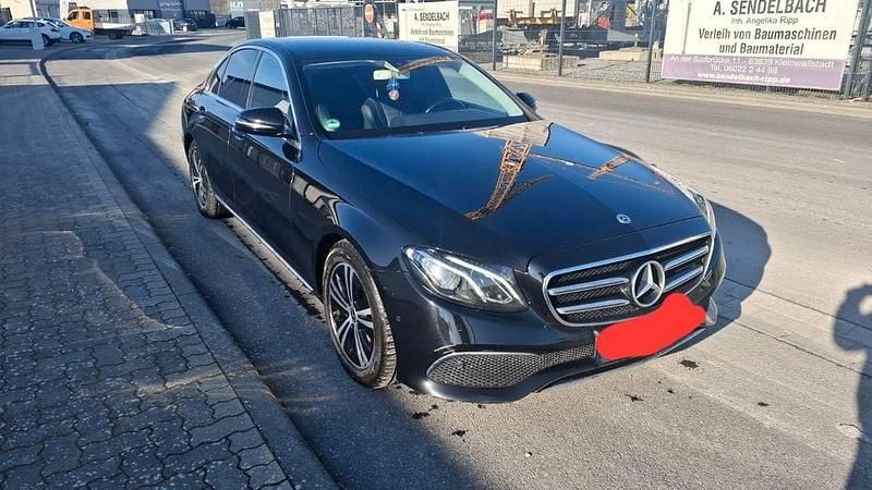 Schwarz Gebraucht 2020 Mercedes E300 Limousine | 22.900 € (Guter Preis) - Bild 1/4