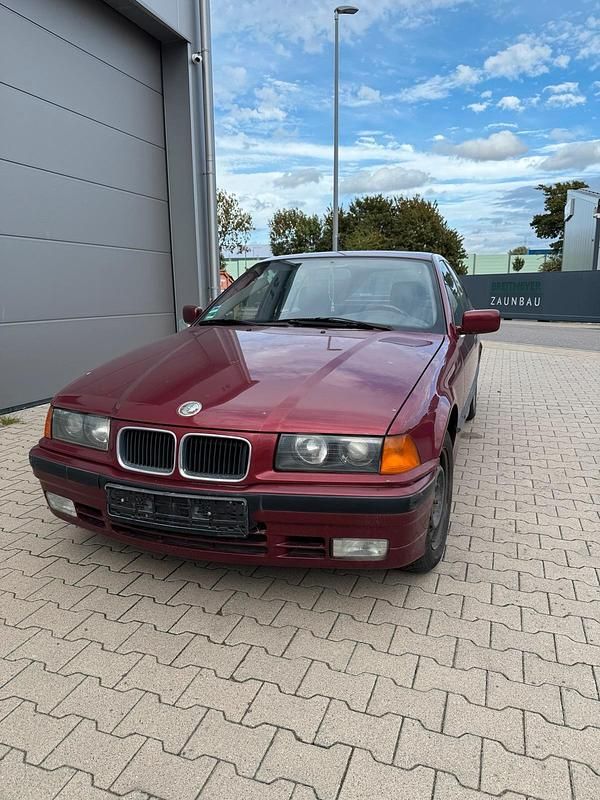Rot Gebraucht 1992 BMW 316 Limousine | 2.199 € - Bild 1/4