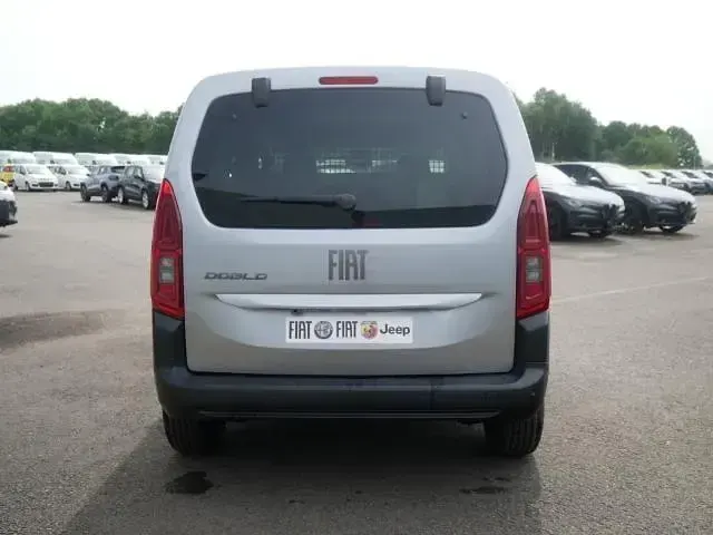 Neu Fiat Doblò Comfort 131 PS (96 kW) 2026 Maestro grau metallic Van / Kleinbus