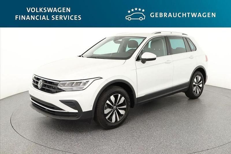 Oryxweiß perlmutteffekt Gebraucht 2024 VW Tiguan Move SUV | 34.190 € (Fairer Preis) - Bild 1/4