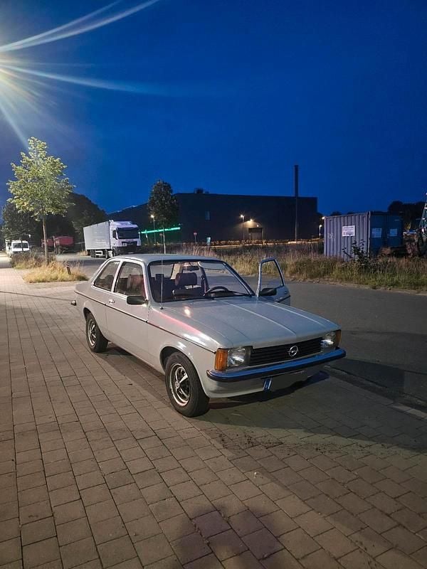 Grau Gebraucht 1979 Opel Kadett S Limousine | 6.000 € - Bild 1/4