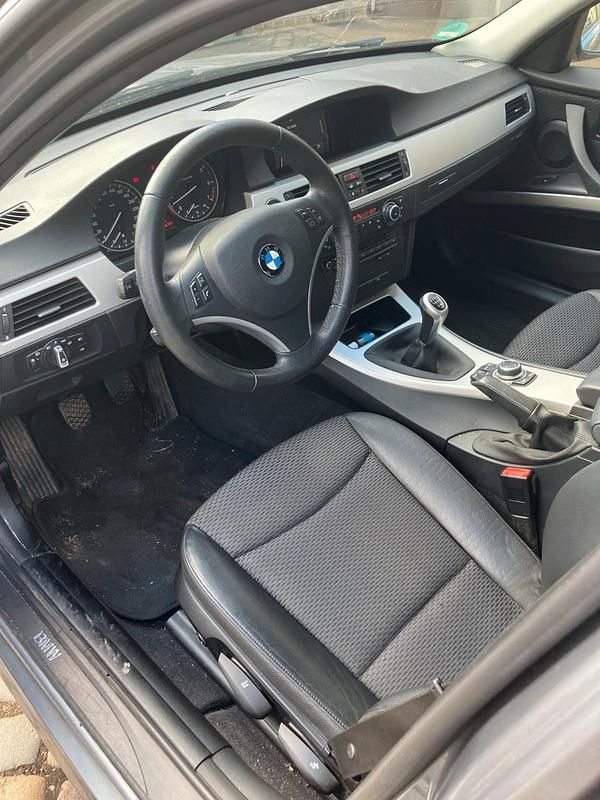 Gebraucht BMW 318 143 PS (105 kW) 2011 Grau Kombi