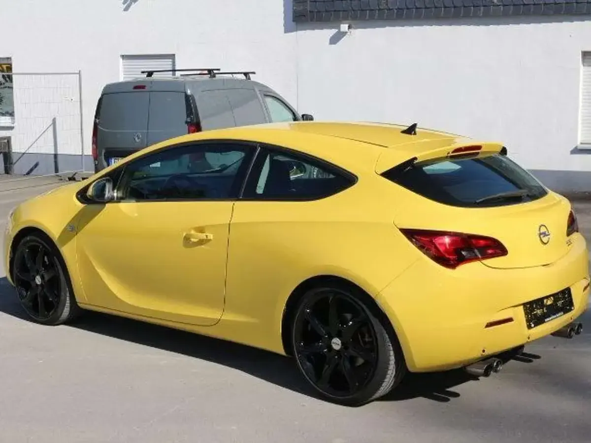 Gebraucht Opel Astra GTC Edition 179 PS (131 kW) 2011 Sunny yellow (uni) Coupé