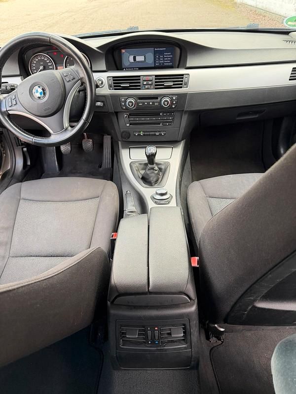 Gebraucht BMW 320 177 PS (130 kW) 2008 Silber Kombi