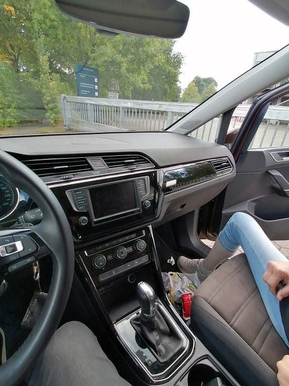 Braun Gebraucht 2016 VW Touran Highline Van / Kleinbus | 19.500 € (Superpreis) - Bild 1/4