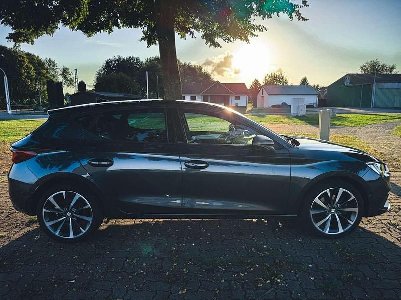 Grau Gebraucht 2021 Seat Leon FR Coupé | 21.500 € (Fairer Preis) - Bild 1/4
