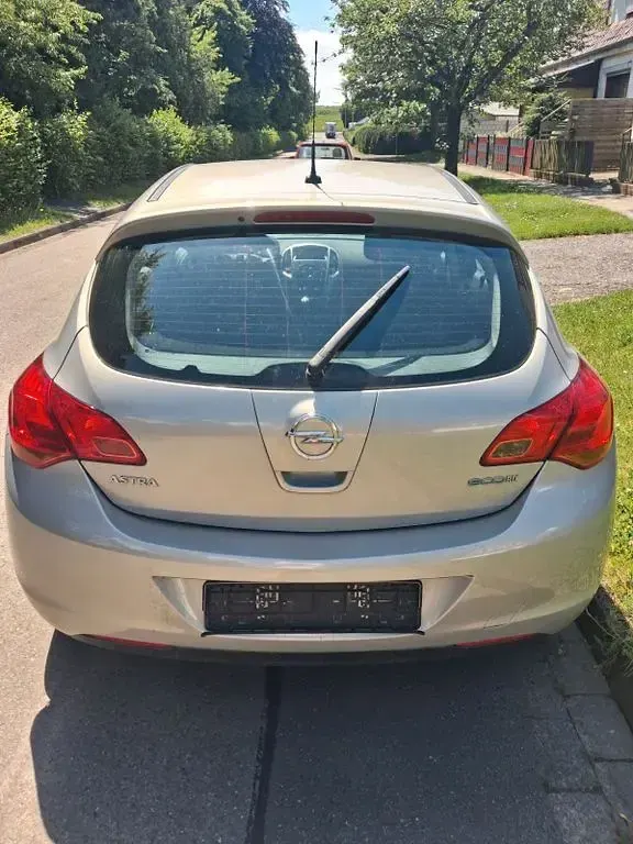 Gebraucht Opel Astra Edition 87 PS (63 kW) 2010 Gold Limousine