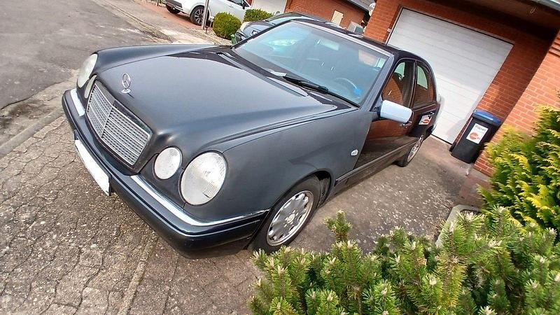 Gebraucht Mercedes E200 Elegance 136 PS (100 kW) 1997 Schwarz Limousine