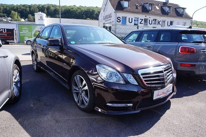 Braun Gebraucht 2012 Mercedes E300 AMG line Limousine | 15.990 € (Fairer Preis) - Bild 1/4