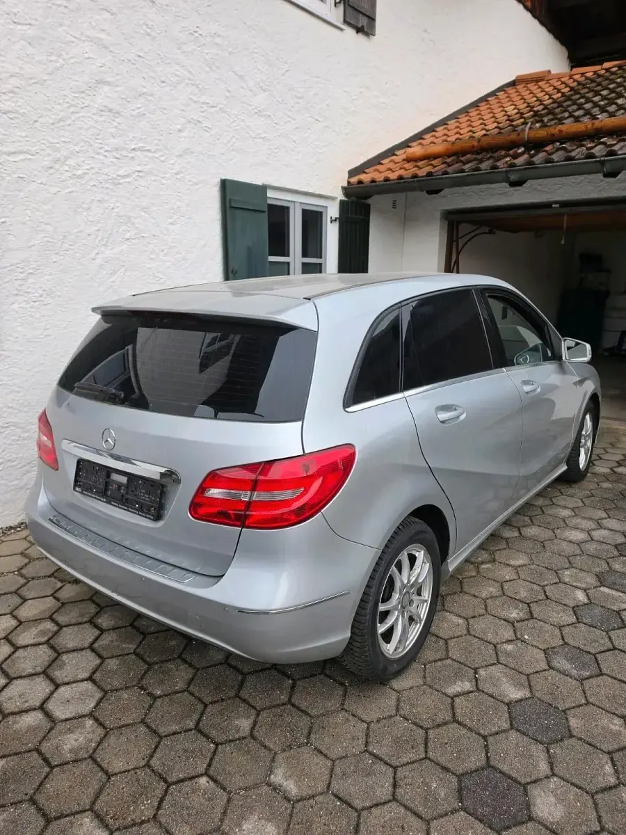 Gebraucht Mercedes B180 122 PS (89 kW) 2014 Grau Kleinwagen