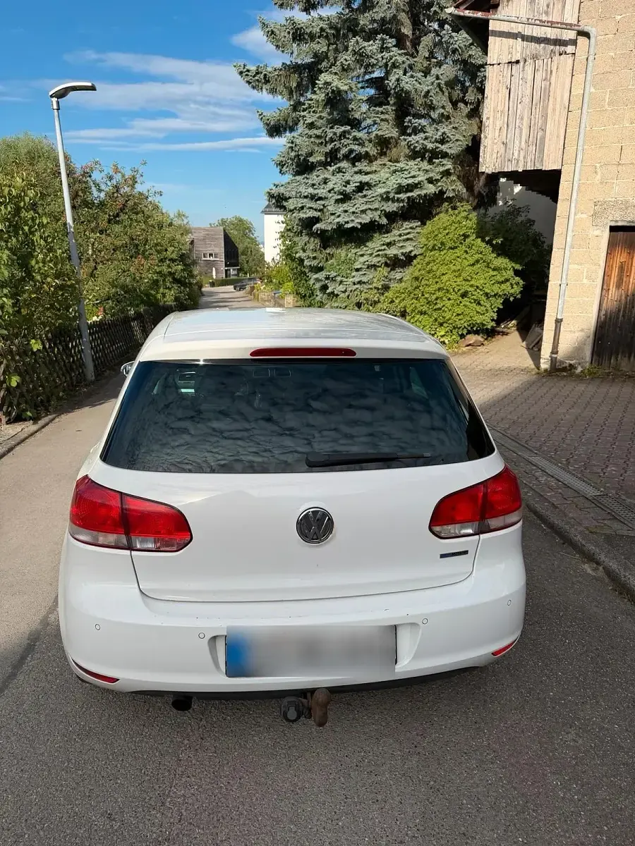 Gebraucht VW Golf VI 105 PS (77 kW) 2010 Weiß Kleinwagen