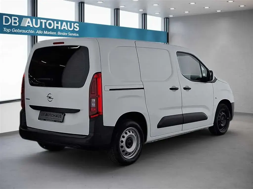 Używany Opel Combo Edition 102 KM (75 kW) 2022 Biały Minivan