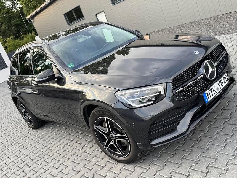 Grau Gebraucht 2019 Mercedes GLC220 AMG SUV | 27.400 € (Fairer Preis) - Bild 1/4