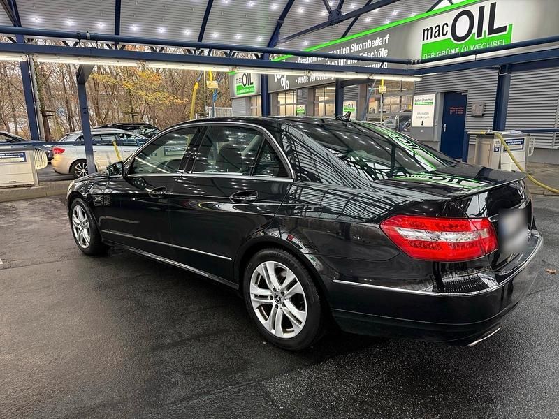 Gebraucht Mercedes E250 Avantgarde 204 PS (150 kW) 2013 Schwarz Limousine