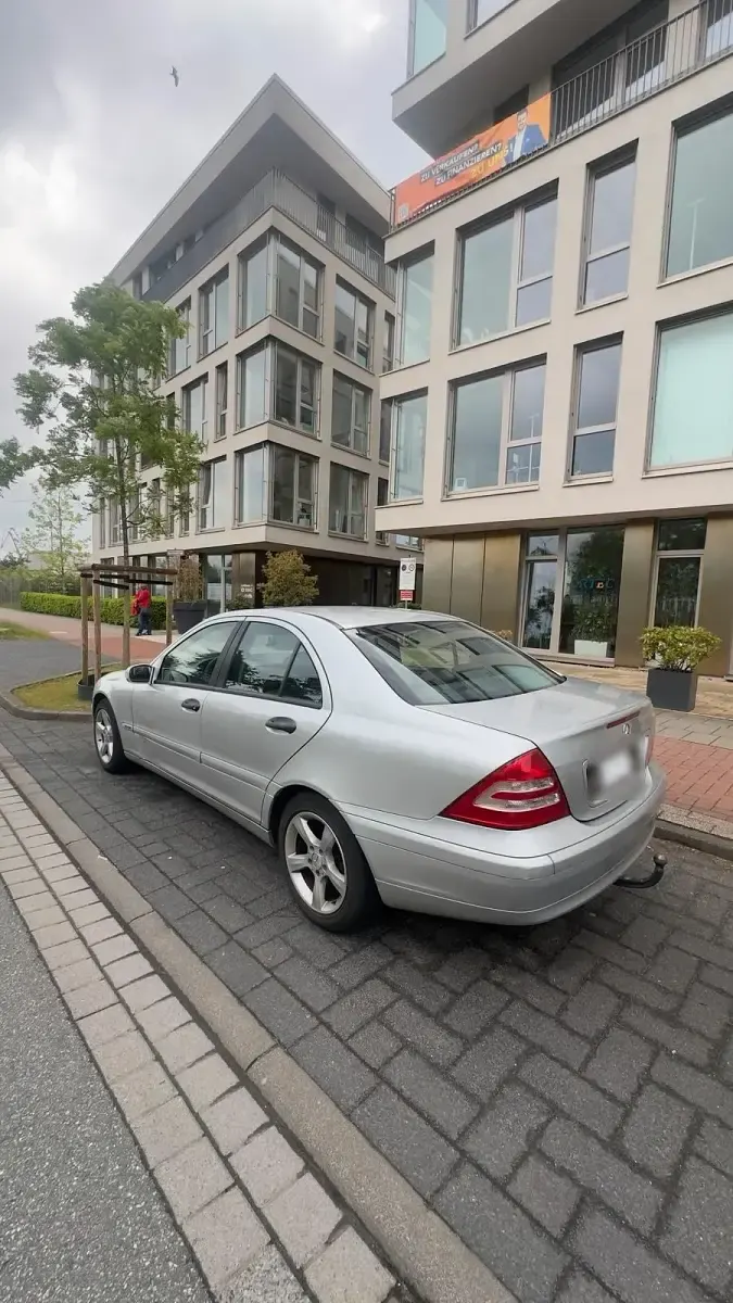 Gebraucht Mercedes C180 129 PS (94 kW) 2002 Silber Limousine