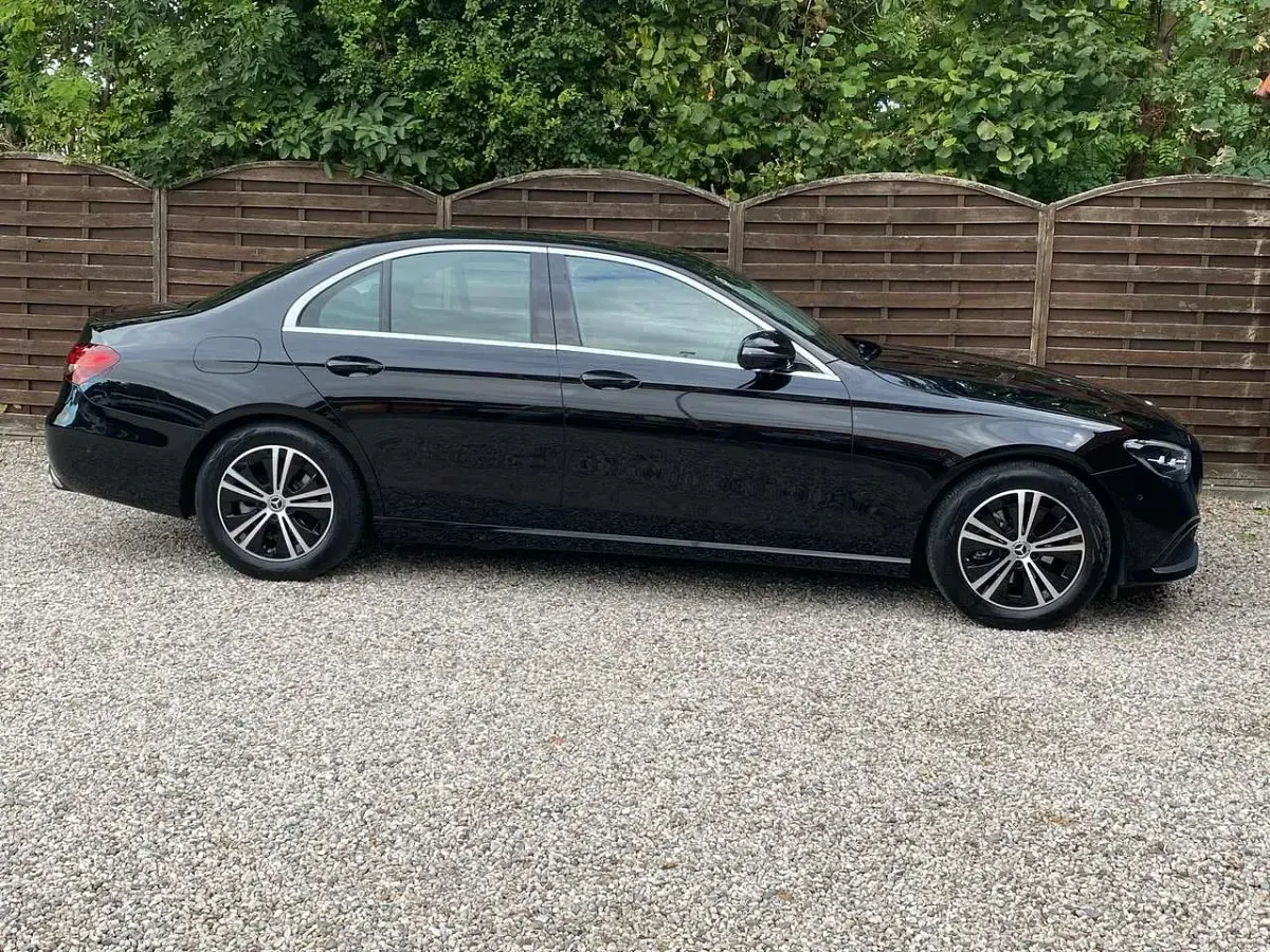 Używany Mercedes E200 160 KM (117 kW) 2023 Czarny Sedan/Limuzyna