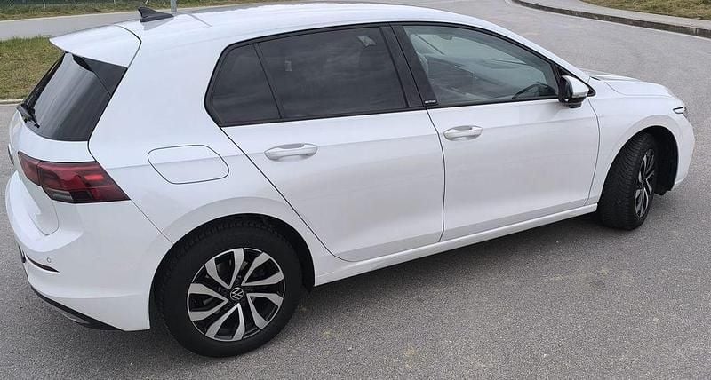 Gebraucht VW Golf VIII Active 150 PS (110 kW) 2022 Weiß Limousine