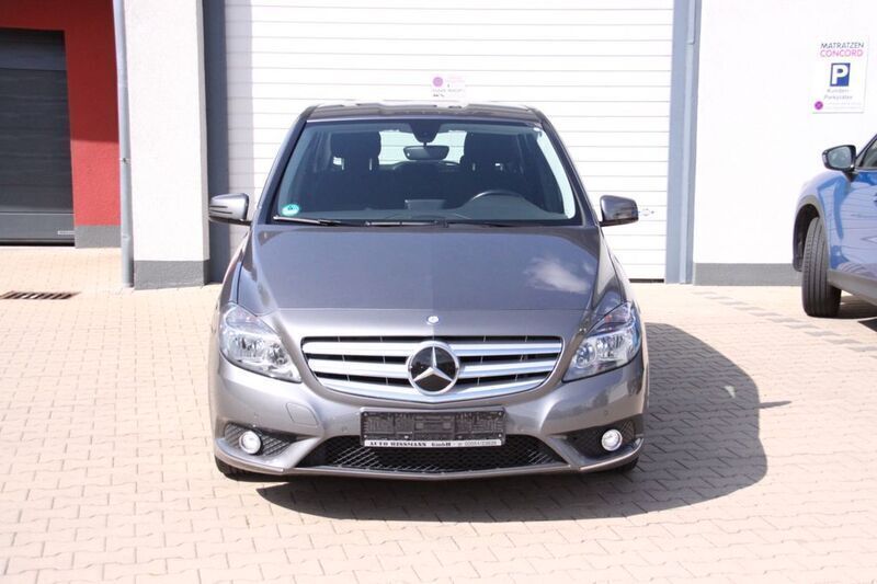 Grau Gebraucht 2012 Mercedes B180 Van / Kleinbus | 9.450 € (Etwas zu teuer) - Bild 1/4