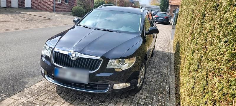 Gebraucht Skoda Superb 140 PS (102 kW) 2012 Schwarz Kombi