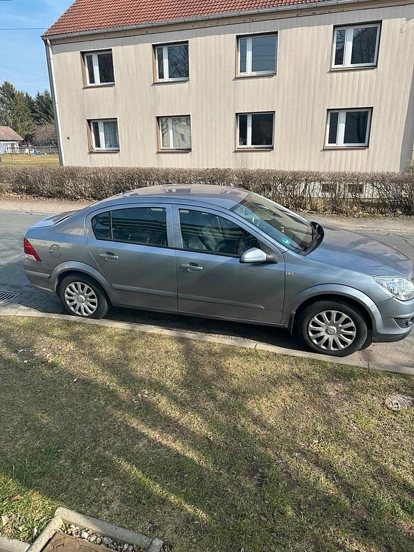 Gebraucht Opel Astra 105 PS (77 kW) 2008 Silber Limousine