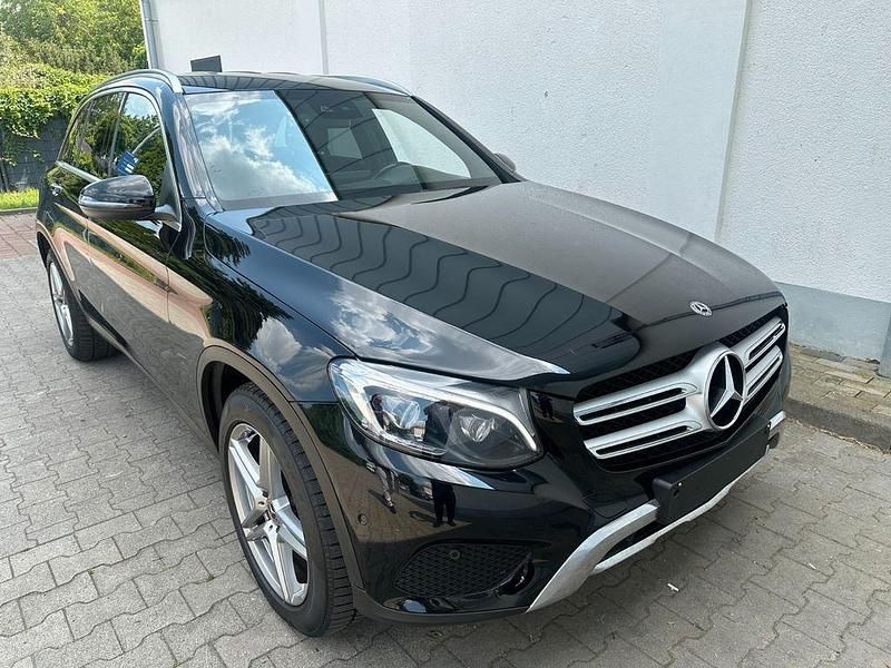 Schwarz Gebraucht 2017 Mercedes GLC220 AMG line SUV | 20.900 € (Superpreis) - Bild 1/4