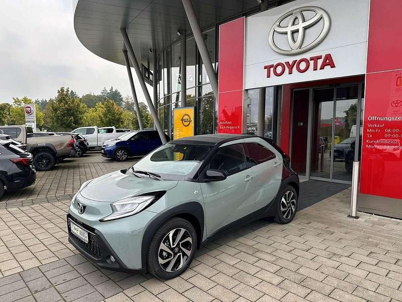 Neu Toyota Aygo X 72 PS (52 kW) 2025 Urban khaki / black mica SUV