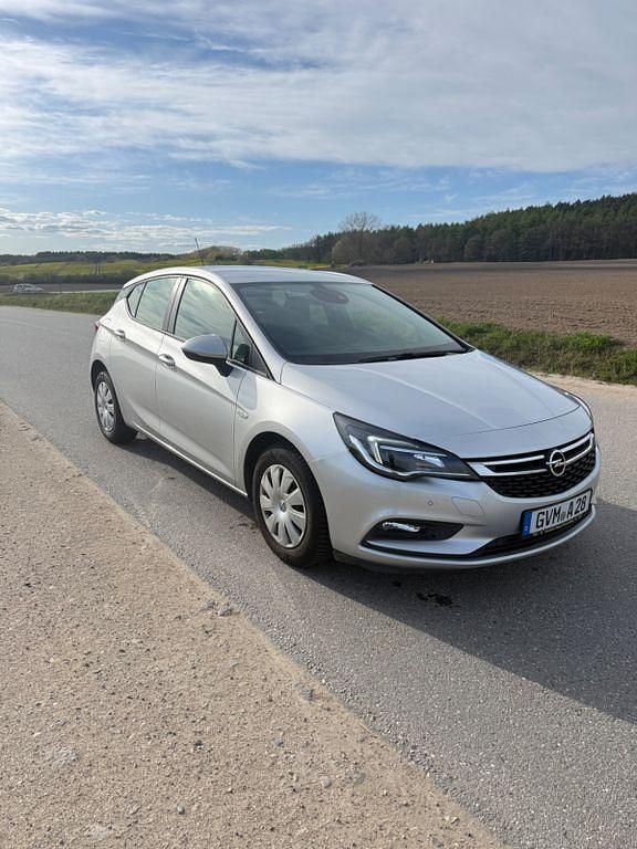 Używany Opel Astra Selection 105 KM (77 kW) 2016 Srebrny Sedan/Limuzyna