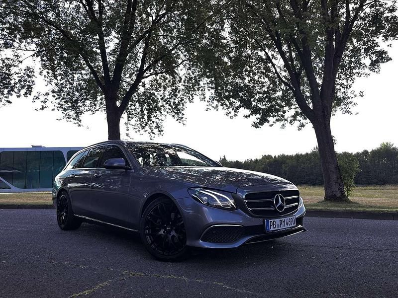 Grau Gebraucht 2019 Mercedes E220 Kombi | 26.499 € (Guter Preis) - Bild 1/4