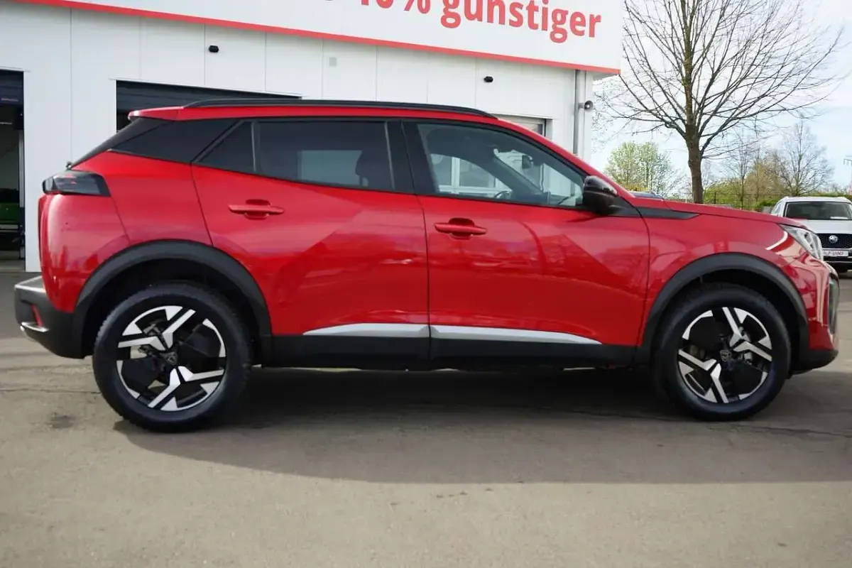 Neu Peugeot 2008 145 PS (106 kW) 2025 Elixirrotmet. SUV
