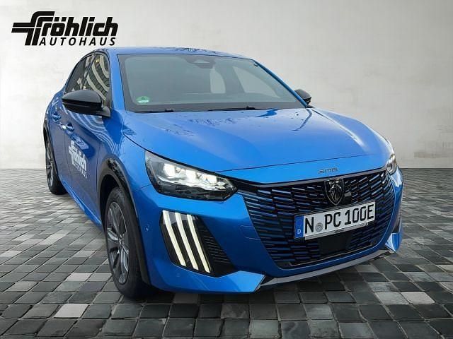 Blau Gebraucht 2025 Peugeot e-208 GT Kleinwagen | 37.690 € (Etwas zu teuer) - Bild 1/4