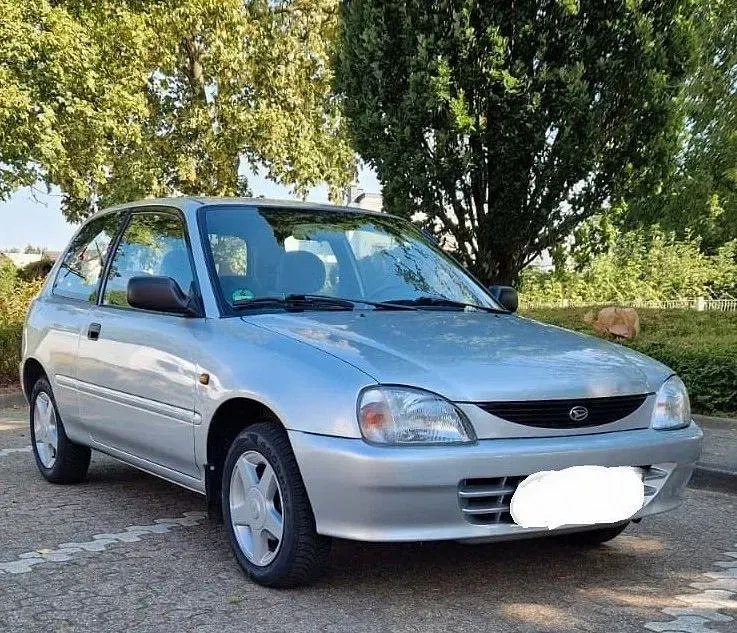 Gebraucht Daihatsu Charade 84 PS (61 kW) 1998 Silber Limousine