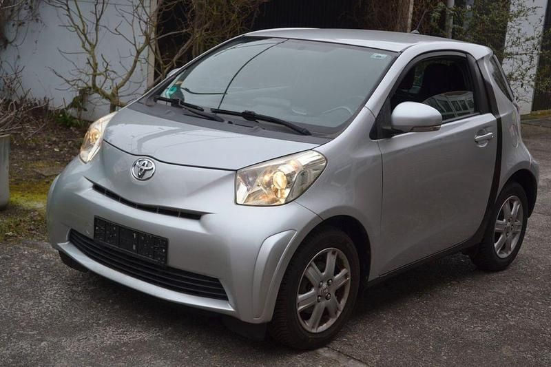 Gebraucht Toyota iQ 69 PS (50 kW) 2011 Silber Kleinwagen
