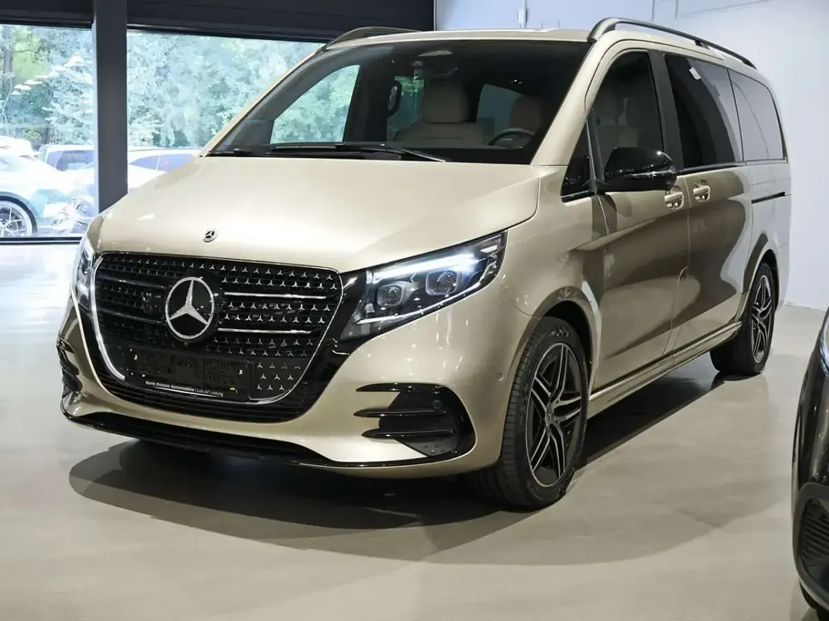 Gebraucht Mercedes V250 Avantgarde 190 PS (139 kW) 2024 Gold Van / Kleinbus
