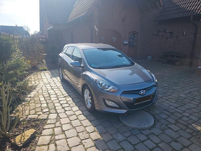 Gebraucht Hyundai i30 Style 110 PS (80 kW) 2014 Grau Kombi