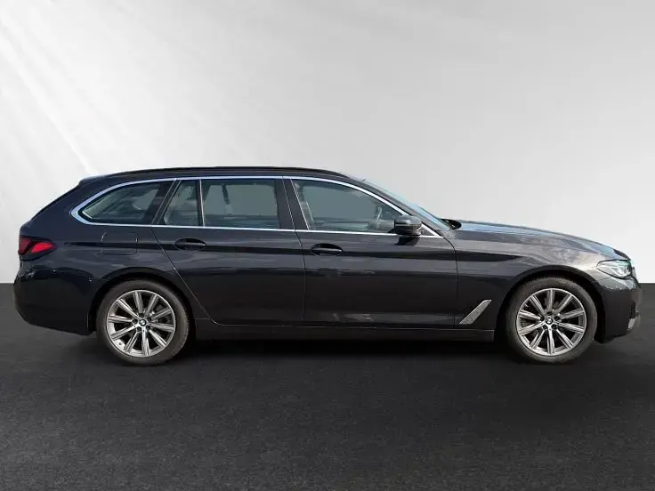 Gebraucht BMW 520 190 PS (139 kW) 2022 Sophistograu brillanteffekt metallic Kombi