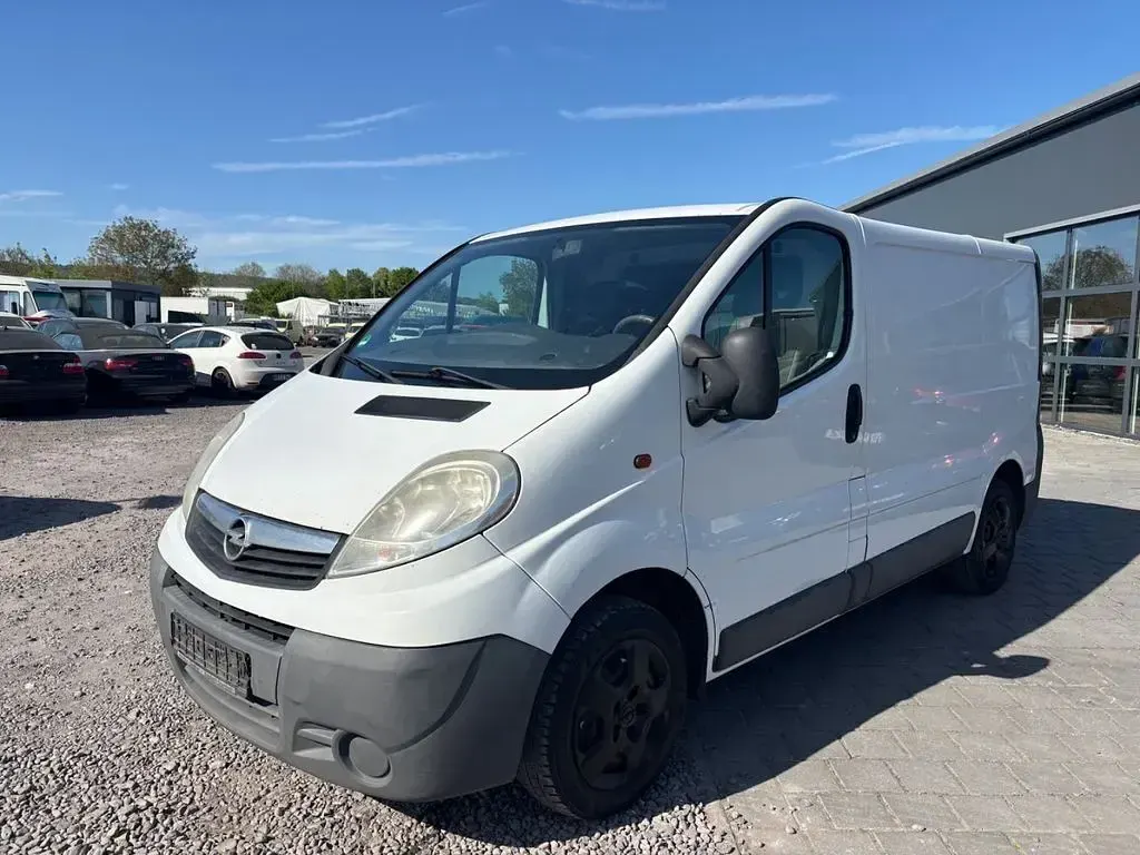 Second-hand Opel Vivaro 114 CP (83 kW) 2012 Alb Monovolum