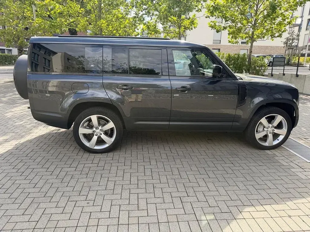 Gebraucht Land Rover Defender First Edition 300 PS (220 kW) 2023 Grau SUV