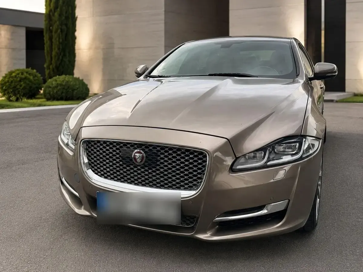 Gebraucht Jaguar XJ 300 PS (220 kW) 2016 Gold Limousine