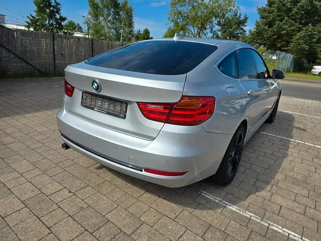 Gebraucht BMW 318 Sport Line 143 PS (105 kW) 2013 Silber Limousine