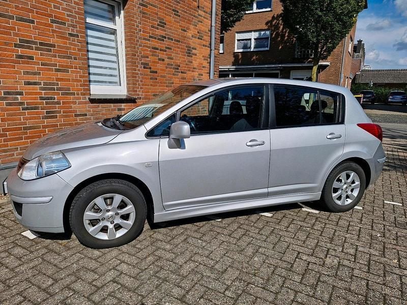 Silber Gebraucht 2010 Nissan Tiida Acenta Limousine | 3.450 € (Fairer Preis) - Bild 1/4