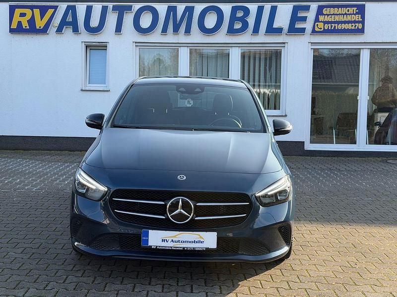 Blau Gebraucht 2019 Mercedes 220 Limousine | 22.999 € (Guter Preis) - Bild 1/4