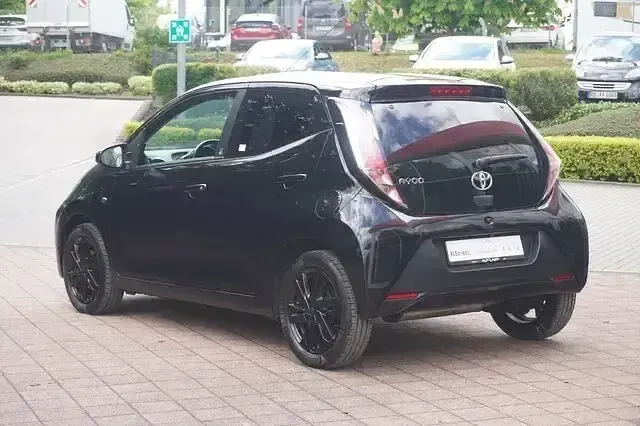 Używany Toyota Aygo 69 KM (50 kW) 2018 Czarny Hatchback