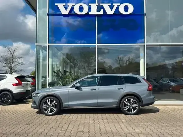 Gebraucht Volvo V60 CC Ultimate 197 PS (144 kW) 2023 728 thunder grey metallic Kombi