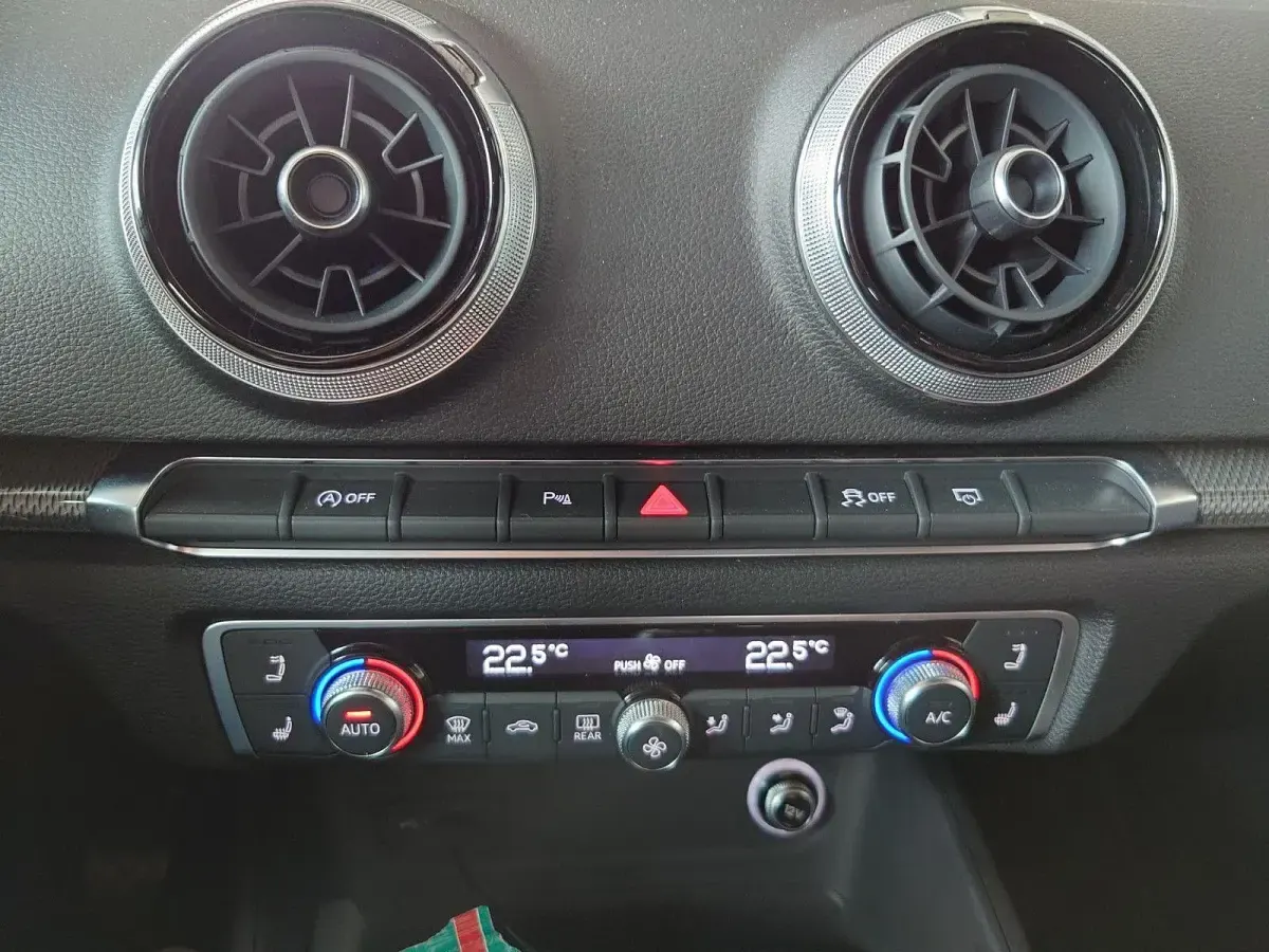 Gebraucht Audi A3 Cabriolet Ambiente 150 PS (110 kW) 2018 Blau Cabrio