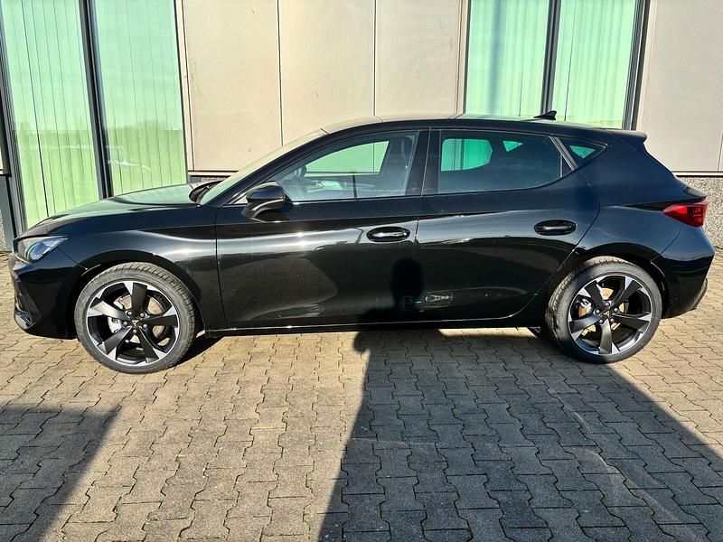 Nowe Cupra Leon Basis 150 KM (110 kW) 2025 Czarny Sedan/Limuzyna