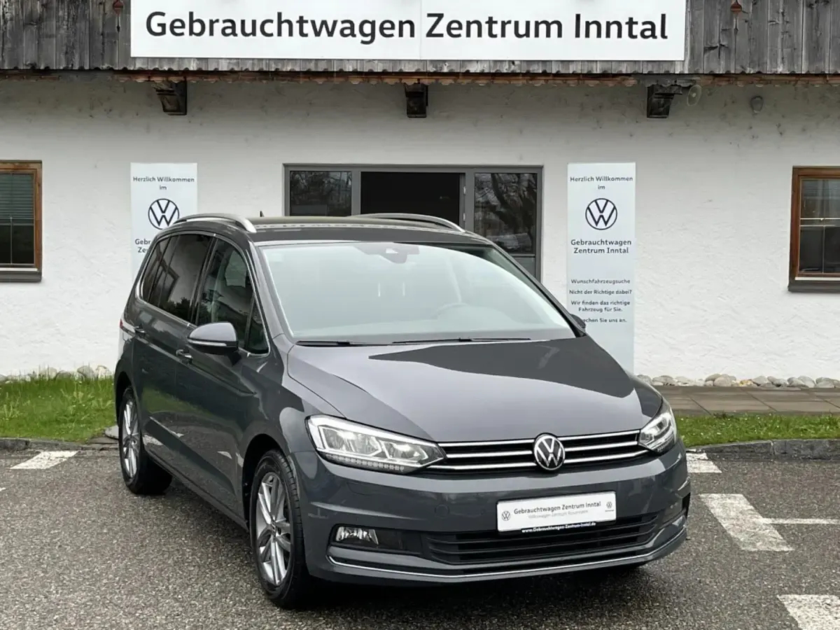 Gebraucht VW Touran Highline 150 PS (110 kW) 2023 Grau Van / Kleinbus