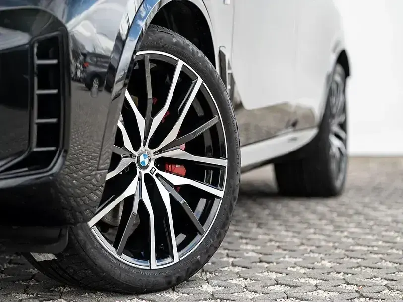 Gebraucht BMW X5 M Sport 298 PS (219 kW) 2025 Saphirschwarz metallic SUV